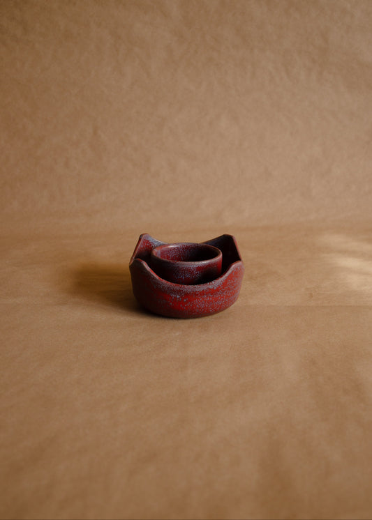 Pocillo pequeño con borde rojo con escamas