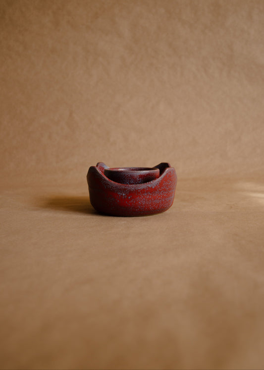 Pocillo pequeño con borde rojo con escamas