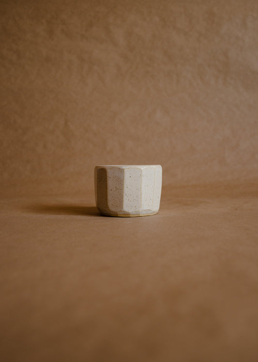 Taza individual faceteada sin asa bruma