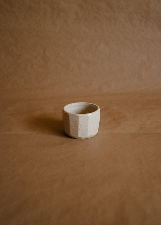 Taza individual faceteada sin asa bruma